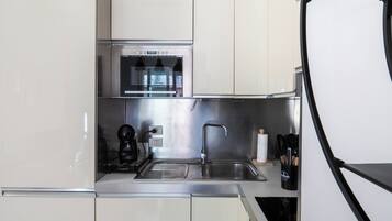 Frigorifero, microonde, piano cottura, lavastoviglie