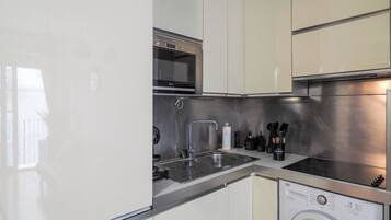 Frigorifero, microonde, piano cottura, lavastoviglie