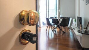 Un interno moderno con una porta dotata di tastierino numerico e serratura.