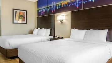 Tabla de planchar con plancha, wifi gratis y ropa de cama