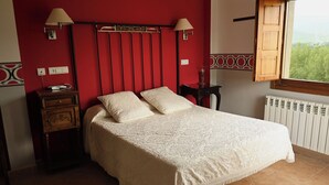 Tweepersoonskamer, uitzicht op bergen | Een bureau, een laptopwerkplek, gratis wifi, rolstoeltoegankelijk