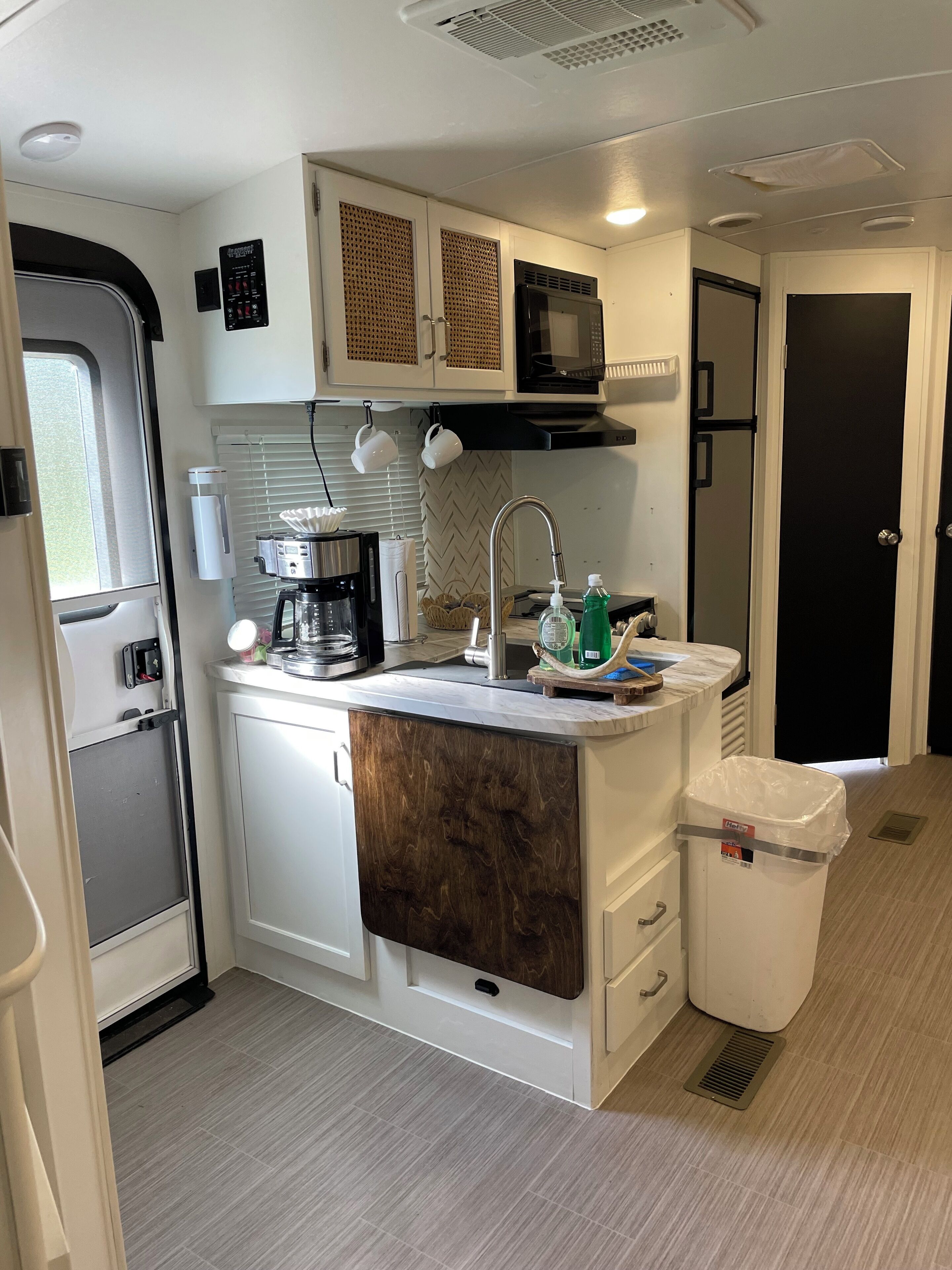 Mikroaaltouuni, liesi, talouspaperi