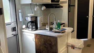 Een magnetron, een kookplaat