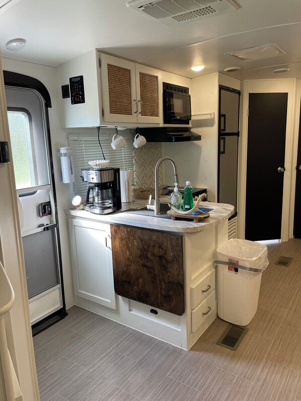 Een magnetron, een kookplaat