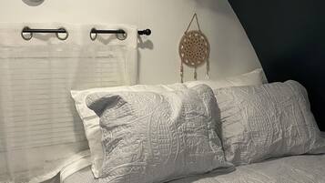 3 室のベッドルーム、WiFi (無料)、ベッドシーツ