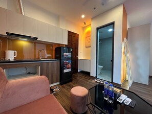 Studio Superior - balkong - sjöutsikt | Sängtillbehör av högsta kvalitet, skrivbord och arbetsyta för laptop