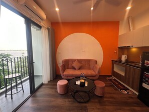 Studio Superior - balkong - sjöutsikt | Sängtillbehör av högsta kvalitet, skrivbord och arbetsyta för laptop