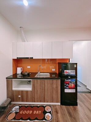 Classic Studio, Balcony, City View | Private kitchen | Fridge, stovetop