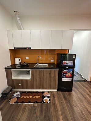 經典開放式客房, 陽台, 城市景觀 | 私人廚房 | 電冰箱、爐台