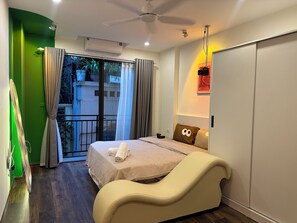 Studio Classic - balkong - utsikt mot staden | Sängtillbehör av högsta kvalitet, skrivbord och arbetsyta för laptop