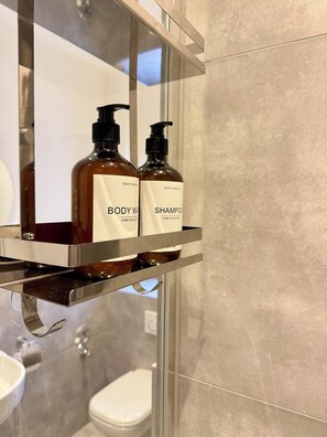 Douche, serviettes fournies, savon, papier toilette