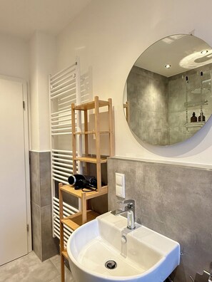 Douche, serviettes fournies, savon, papier toilette