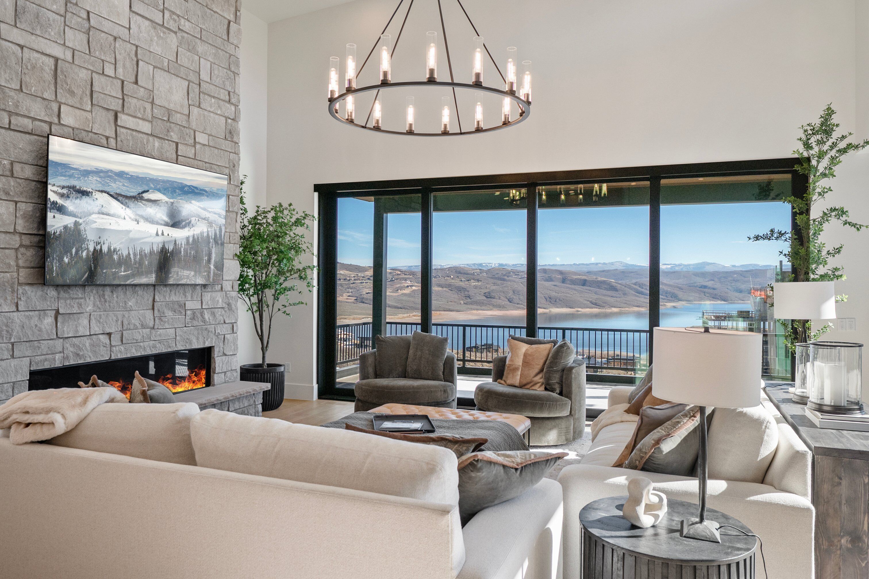 Una Smart TV, una chimenea, una oficina