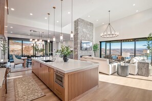 Smart TV, fireplace, offices - 6BR SkyRidge- HotTub-Sauna, Views, Golf, Sleeps 16 (Heber City)