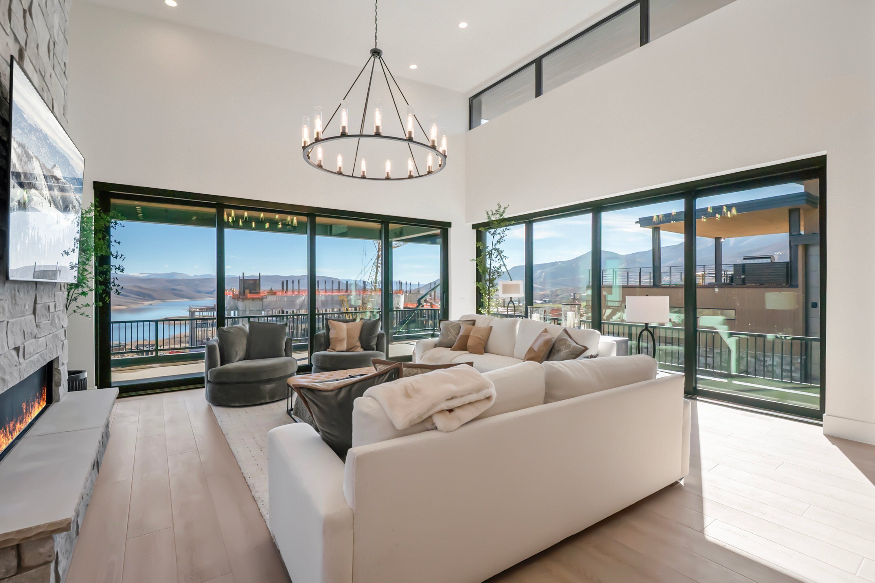 スマートテレビ、暖炉、書斎 / ワークスペース