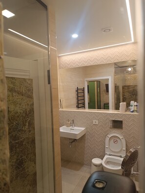 تجهيزات دش، مجففات شعر، مناشف، صابون