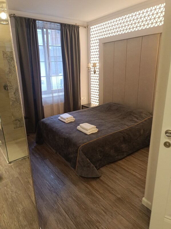 1 غرفة نوم ومكواة/لوح كي وواي فاي وملاءات أسرّة