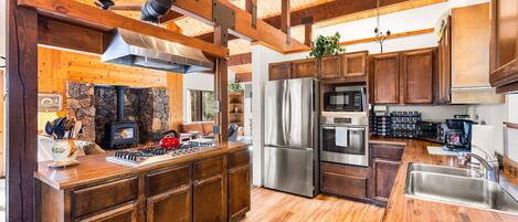 Kylskåp, mikrovågsugn, ugn och spishäll