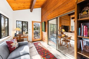 Smart TV, fireplace - Peaceful Tahoe Cabin in Carnelian Bay (Carnelian Bay)