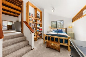Iron/ironing board, free WiFi, bed sheets - Peaceful Tahoe Cabin in Carnelian Bay (Carnelian Bay)