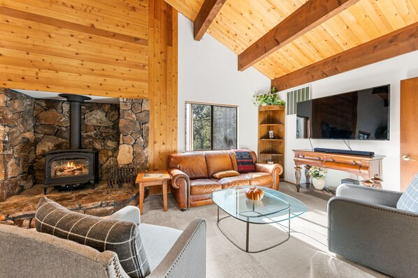Smart TV, fireplace - Peaceful Tahoe Cabin in Carnelian Bay (Carnelian Bay)