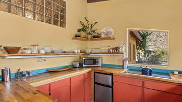 Microones, forn, placa de cuina i cafetera i tetera