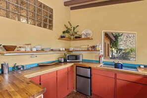 Microondas, horno, placa de cocina y cafetera o tetera