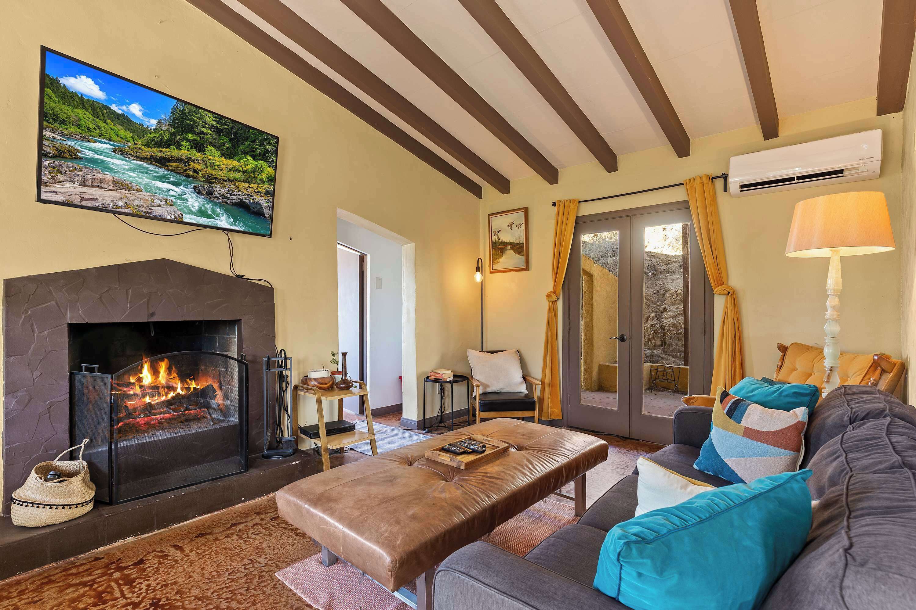 TV, peis, DVD-spiller og kontorer