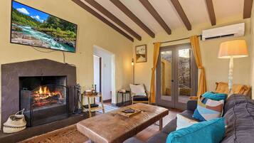 Televisión, chimenea, reproductor de DVD y oficina