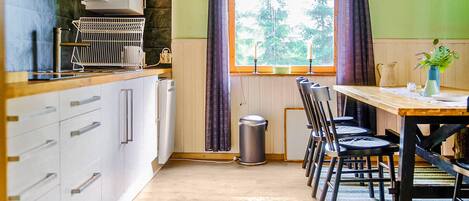 Een koelkast, een oven, een kookplaat, een vaatwasser