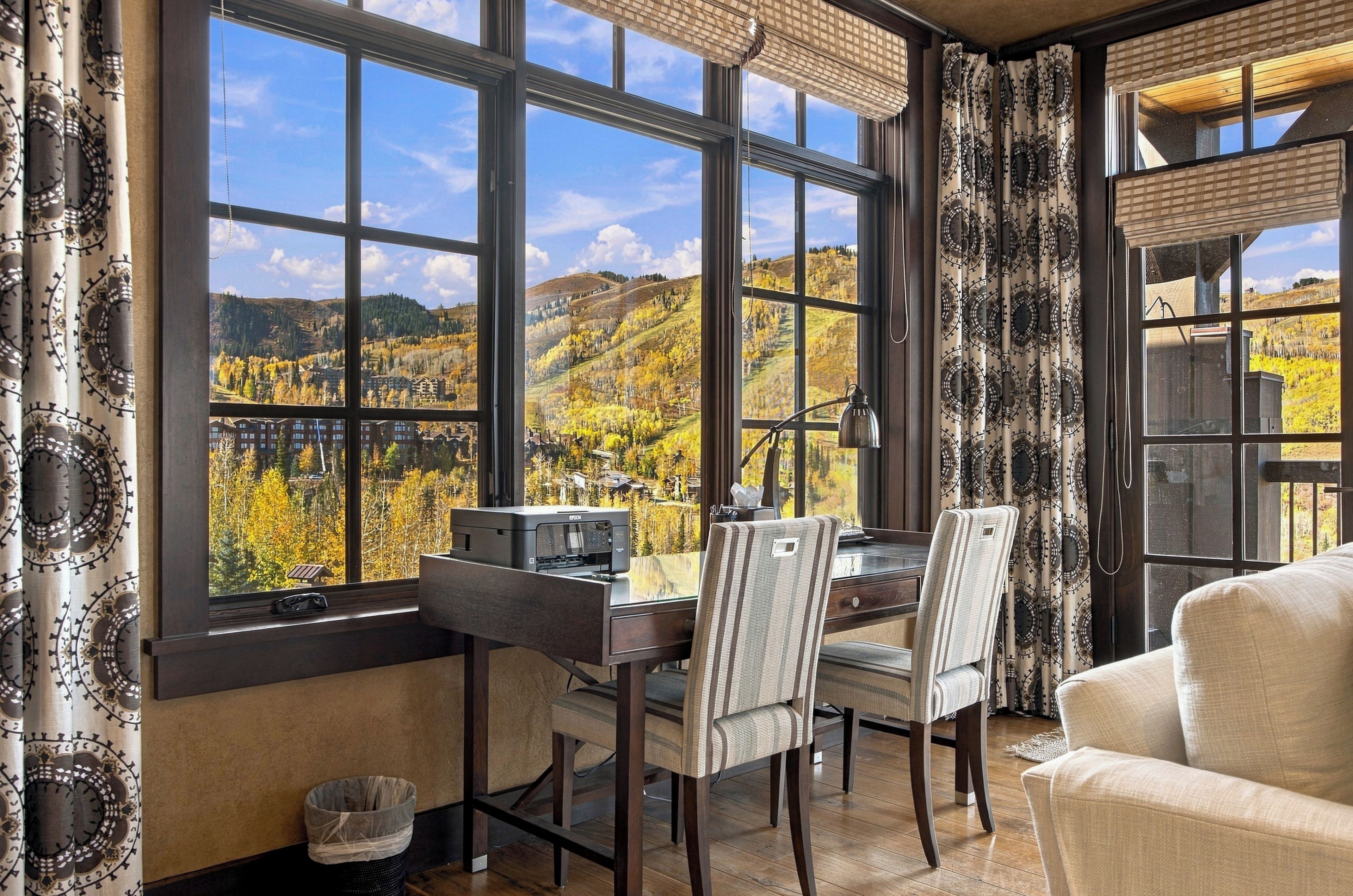 Ein Zimmer mit einem großen Fenster und Blick auf eine Berglandschaft.