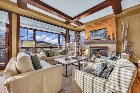 Smart TV, fireplace