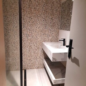 Basic-Suite, Balkon, Talblick | Badezimmer | Kostenlose Toilettenartikel, Handtücher, Seife, Shampoo