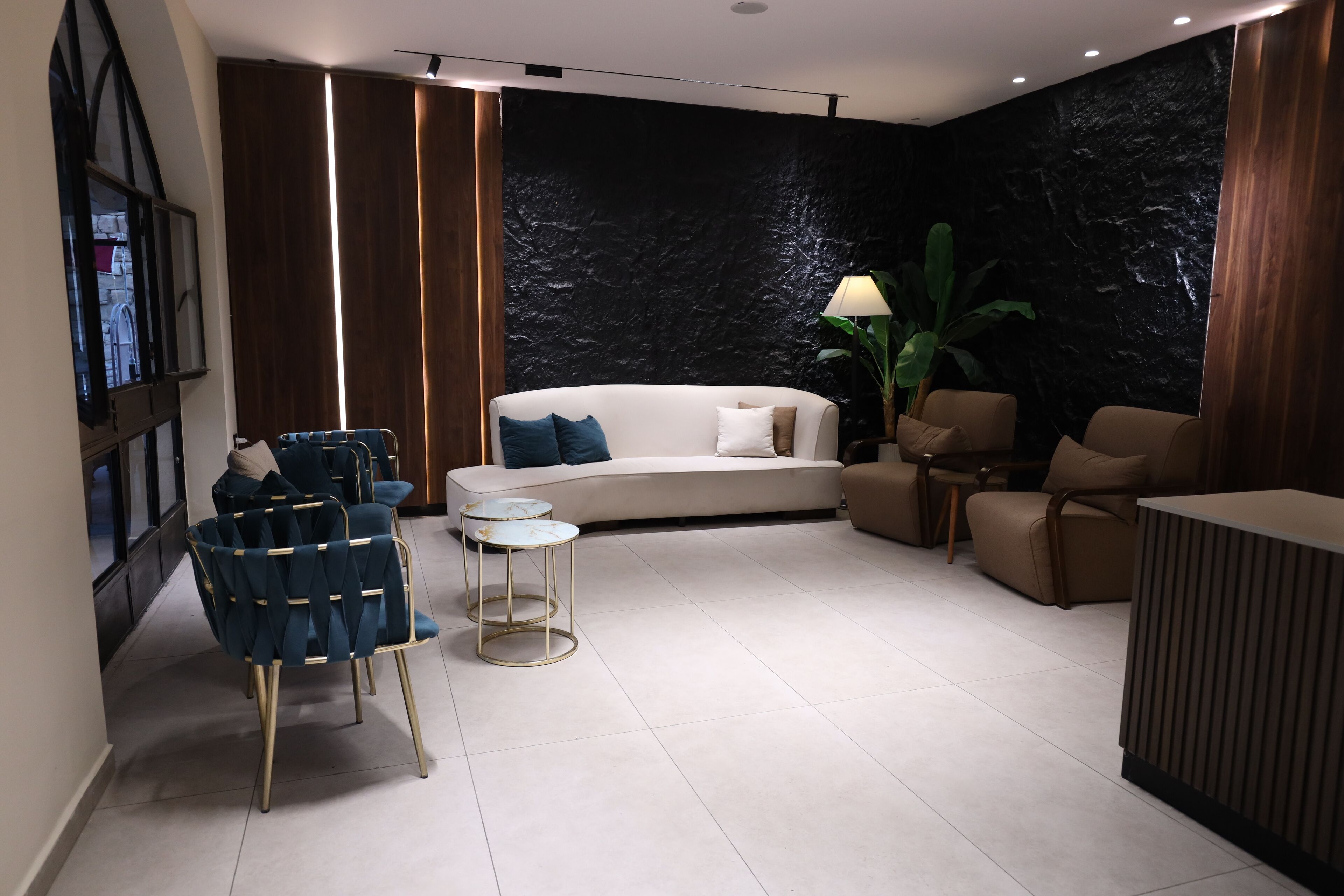 Quarto solteiro básico | Área de estar