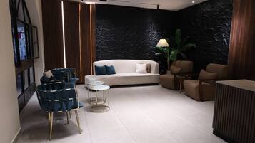 Quarto solteiro básico | Área de estar