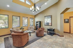 Apartment (2 Bedrooms) | Interior - Pool & Tennis Access! Condo in Central Scottsdale (Scottsdale)