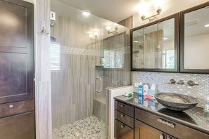 Apartment (1 Bedroom) | Interior - Prime Belmar Access! Updated Unit w/ Office & Yard (Lakewood)