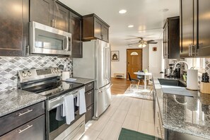 Interior - Prime Belmar Access! Updated Unit w/ Office & Yard (Lakewood)