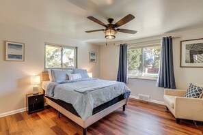 Interior - Prime Belmar Access! Updated Unit w/ Office & Yard (Lakewood)