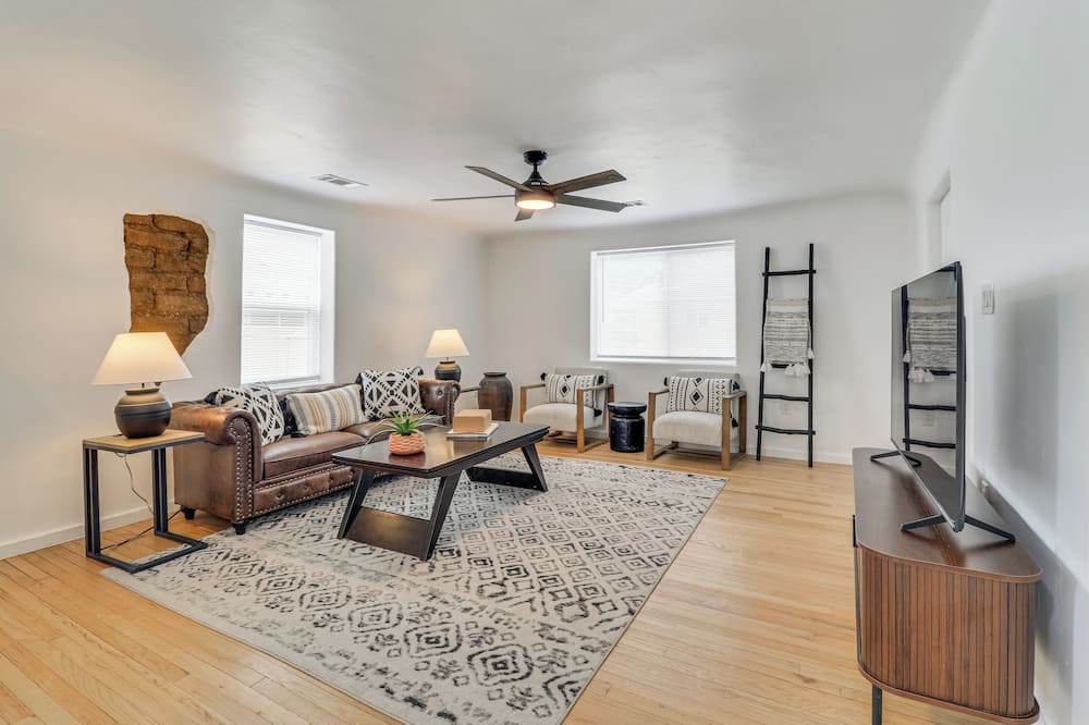 Walk to Old Town Plaza! Chic ABQ Retreat w/ Patio - Cedar Crest