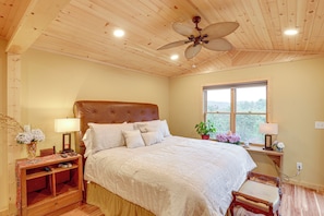Interior - Ski Asheville! Mountain-view Hideaway w/ Deck (Asheville)
