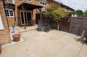 Outdoor dining - Beautiful 2 Bed Home with Spacious Garden (Hertfordshire)