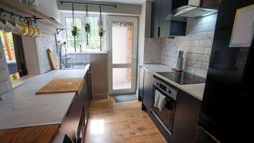 Kjøleskap, mikrobølgeovn, ovn og kokeplater