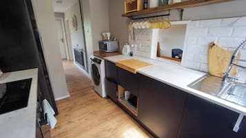 Kjøleskap, mikrobølgeovn, ovn og kokeplater