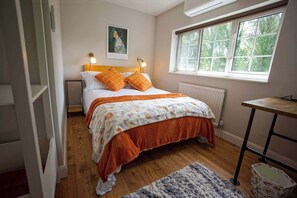 2 slaapkamers, een strijkplank/strijkijzer, internet, beddengoed