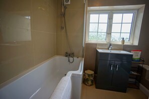 Shower, hair dryer - Beautiful 2 Bed Home with Spacious Garden (Hertfordshire)