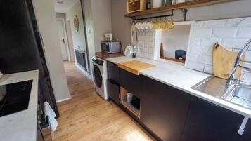 Kjøleskap, mikrobølgeovn, ovn og kokeplater