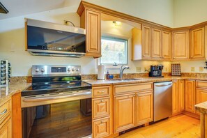 House (4 Bedrooms) | Interior - Luxe 5,000 Sq Ft Retreat: 5 Mi to Stratton Resort (Jamaica)