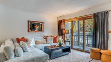 Apartment (3 Bedrooms) | Front of property