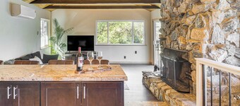 Walk to Village! Romantic Pine Mtn Nature Escape